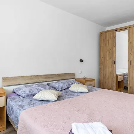 Ivana With Sea View - Pet Friendly Apartmán